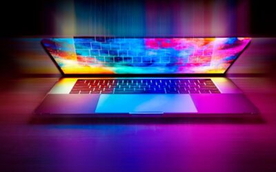 Laptop ouvert sur une table avec un écran coloré et un clavier rétroéclairé