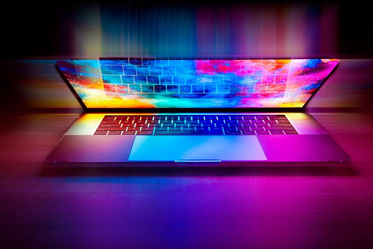 Laptop ouvert sur une table avec un écran coloré et un clavier rétroéclairé