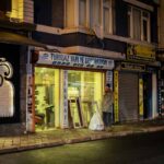 Magasins fermés, homme debout dans la rue
