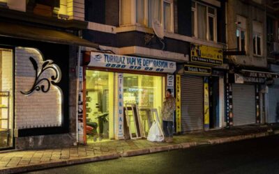 Magasins fermés, homme debout dans la rue