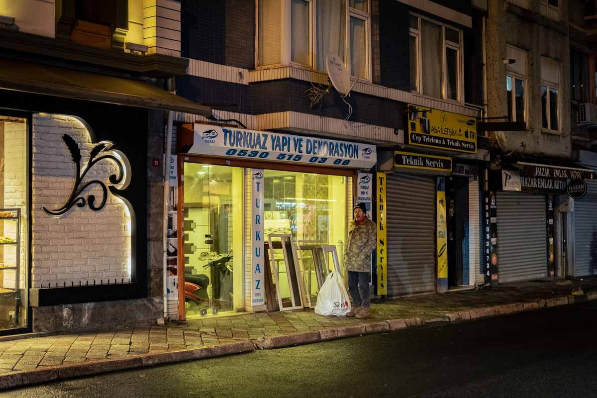 Magasins fermés, homme debout dans la rue